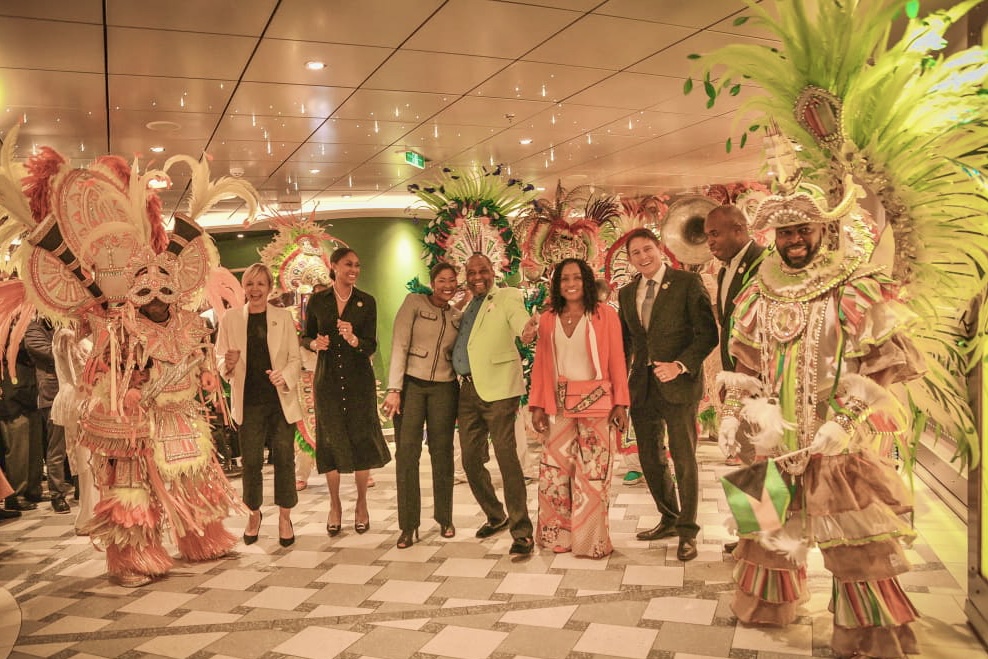 carnival-cruise-line-celebra-el-50-aniversario-de-la-independencia-de-las-bahamas