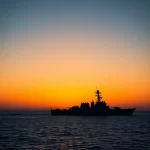 EE.UU. intercepta ataques contra 3 buques de guerra en el Estrecho de Hormuz; Trump pide acuerdo con Irán