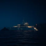 Arrollamiento mortal en Cala Bona: el patrón del yate Riva Ribelle 66, a 25 nudos, y la nueva Ley de Costas balear que limita a 10 nudos la primera milla